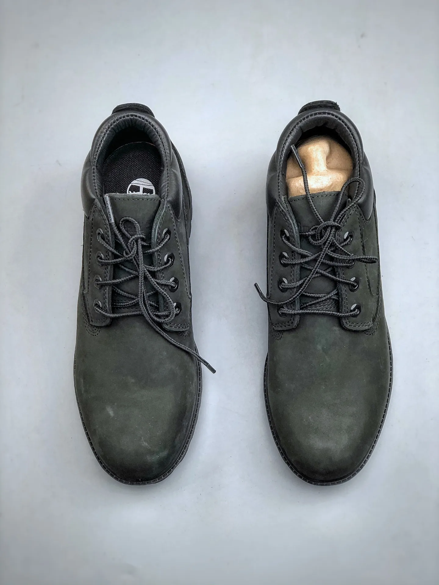 Local self-pickup💰700 supports store placement, pure and original top quality, one-to-one original development version, Timberland, not bad at kicking/black low-tops 73537 Produced by the original channel of Zhongshan Baoyuan, the top-notch technology is newly upgraded, it can be called a genuine copy machine, the original imported waterproof leather, the original anti-counterfeiting label, the purple light can scan, the computer sewing line, the four lines in parallel, the horizontal folding, the dynamic water-repellent, the top genuine consistent injection molding Craftsmanship: Rubber non-slip outsole resists cold and cracks. Authentic and consistent all-leather collar/lining/sole. Equipped with anti-fatigue shock-absorbing honeycomb insole. Extremely comfortable. Full set of original packaging accessories (comes with shoelaces, eraser, and counter bag) Size: 39.5 40 41 42 43 44 45 One size larger